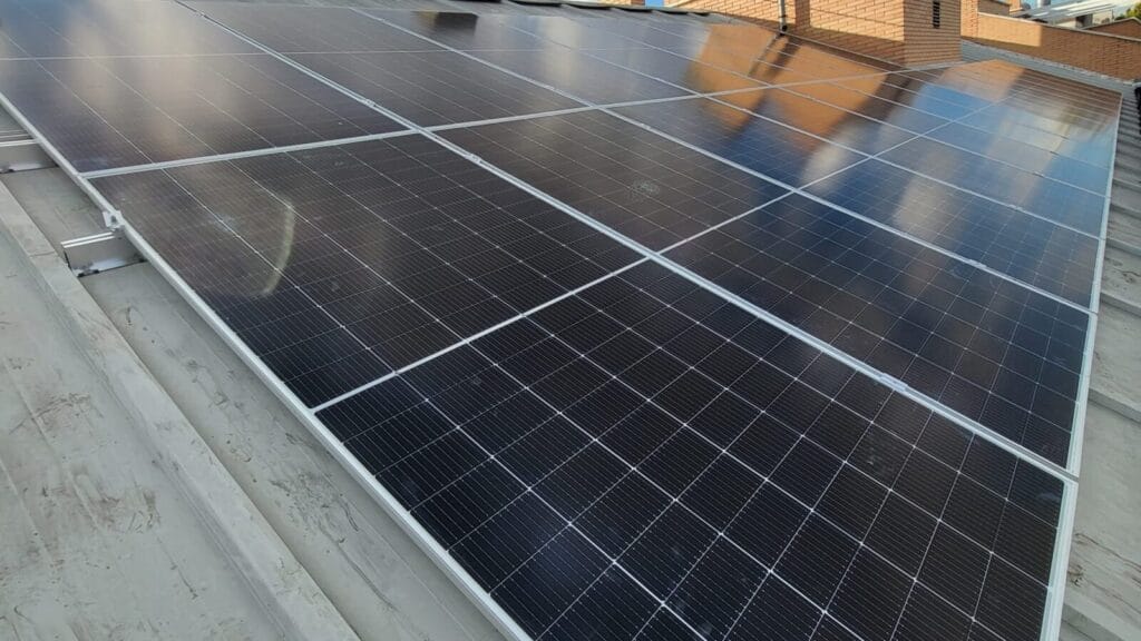 Módulos fotovoltaicos instalados sobre la cubierta inclinada de un edificio