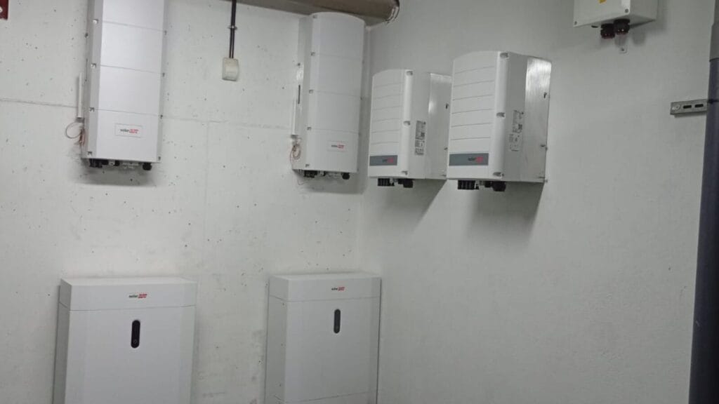 Sala técnica con inversores y baterías de una instalación de autoconsumo