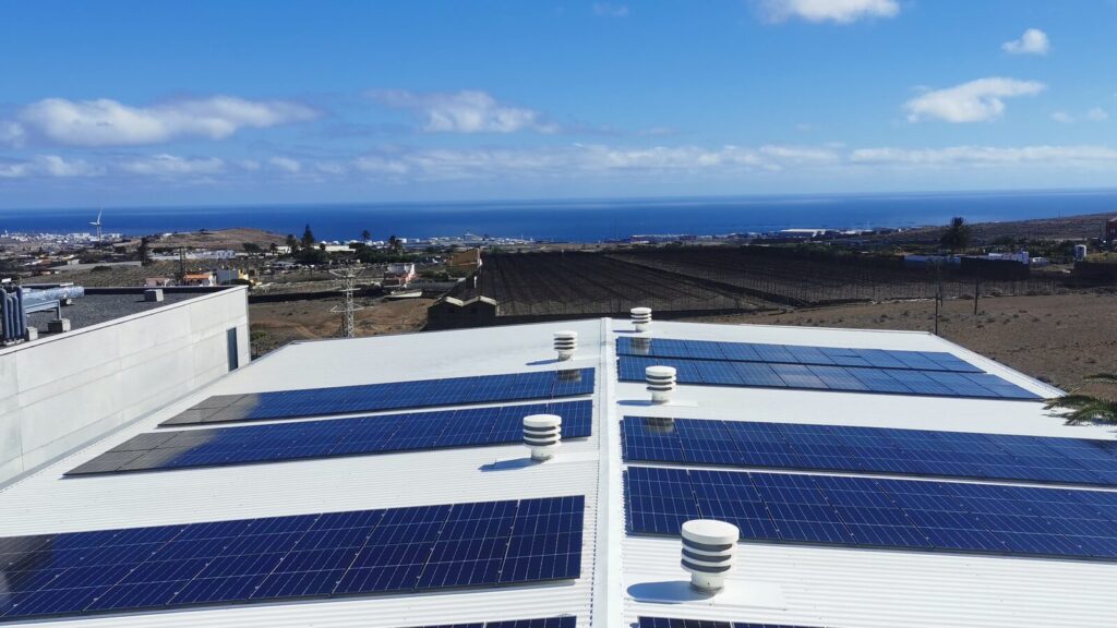Cubiertas industriales con módulos fotovoltaicos y aparcamiento en Gran Canaria