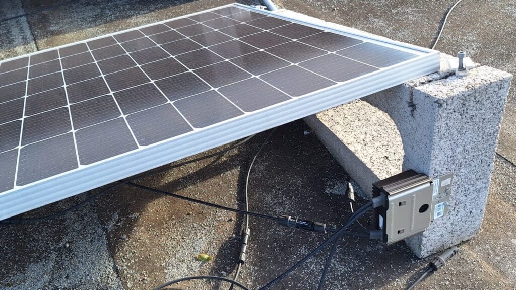 Módulo fotovoltaico desplazado de su bloque de lastre tras un temporal